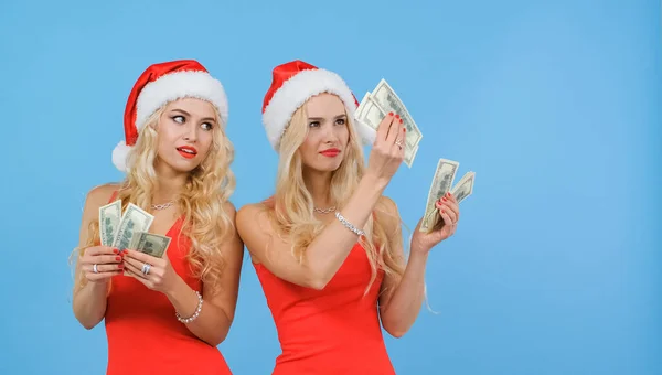 İkiz kardeşler Noel hediyeleri için para sayıyor..