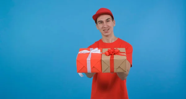 Kırmızı üniformalı bir kurye hediye getirdi..