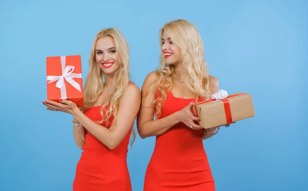 İkiz kız kardeşi kız kardeşinden bir hediye gösteriyor..