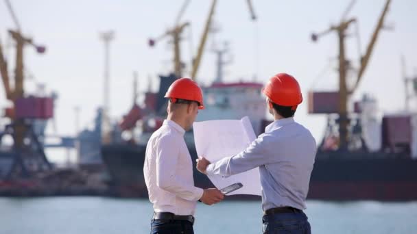 Limanın Arka Planında Iki Mühendis Inşaat Planını Tartıştı Bir Anlaşma — Stok video