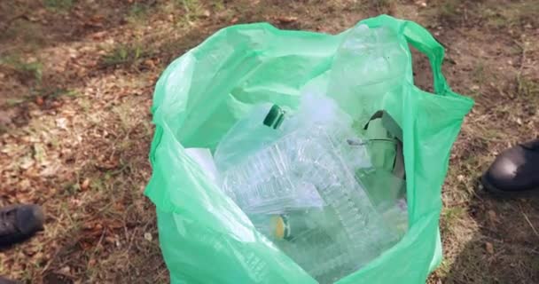 Aperto Mão Entre Dois Voluntários Com Shirts Verdes Fim Limpeza — Vídeo de Stock