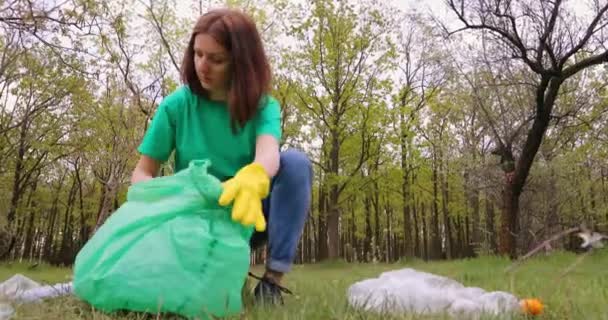 Uma Equipe Voluntários Limpa Parque Lixo Deixado Pelas Pessoas Após — Vídeo de Stock