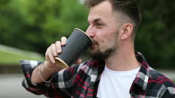 Guy Nimmt Einen Schluck Kaffee Aus Einer Pappbecher Einer Holztheke — Stockvideo