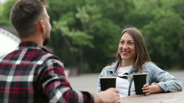 Mladá Dívka Pije Kávu Mluví Chlapem Parku Vtipy Směje Dává — Stock video