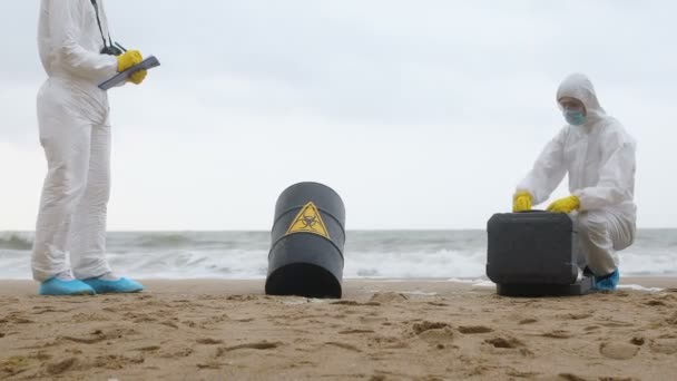 Dois Cientistas Fatos Protecção Brancos Estão Recolher Dados Tirar Sondas — Vídeo de Stock