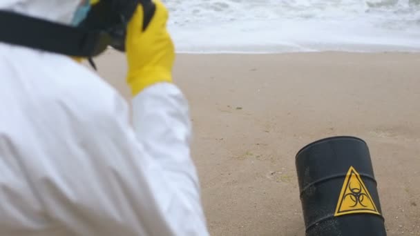 Científico Traje Protección Guantes Toma Fotos Barril Negro Con Signo — Vídeo de stock