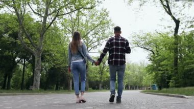 Genç bir çift parkın orta sokağında el ele yürür. Bir adam kamerada bir kızın fotoğrafını çeker..