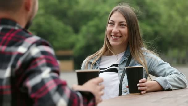 Menina Encontro Com Cara Parque Sorrindo Bebendo Café — Vídeo de Stock