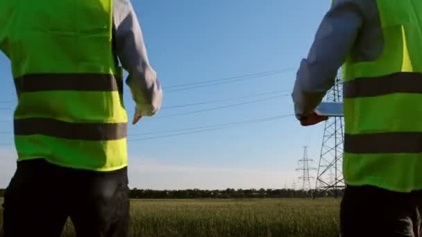 Ingenieros Forma Especial Discuten Plan Reparación Líneas Eléctricas Nuevo Plan — Vídeo de stock
