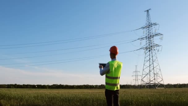 Dos Ingenieros Potencia Reúnen Cerca Líneas Eléctricas Discuten Reconstrucción Líneas — Vídeo de stock