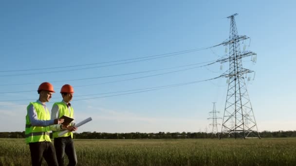 Dos Ingenieros Una Forma Especial Discuten Plan Modernización Línea Eléctrica — Vídeo de stock
