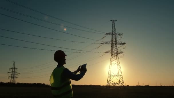 Travailleur Uniforme Inspecte Les Lignes Électriques Aide Une Tablette Sur — Video