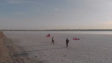 İki adam Büyük Britanya ve Amerika Birleşik Devletleri 'nin bayraklarını dikti ve el sıkıştı..