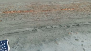 İki işadamı ABD ve İngiltere bayrakları altında oturmuş işbirliği planlarını tartışıyor ve el sıkışıyorlar..