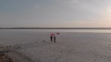 İki adam Büyük Britanya ve Amerika Birleşik Devletleri 'nin bayraklarını dikti ve el sıkıştı..