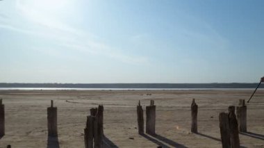 Amerikalı vatansever, mavi gökyüzü arka planında Amerikan bayrağıyla uçan bir kaykayın üzerinde yürüyordu..