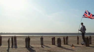 Birleşik Krallık ve ABD bayraklı iki adam koridor boyunca jimnastik tahtalarına biniyor. Amerika, Birleşik Krallık 'a yetişti..