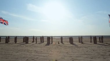 İngiltere ile ABD arasında bir anlaşmaya varan işadamları el sıkışıyor.