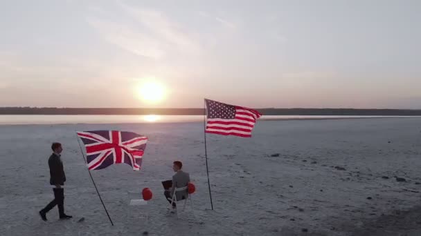 Una Reunión Ingenieros Los Reino Unido Amplia Orilla Bahía Atardecer — Vídeos de Stock