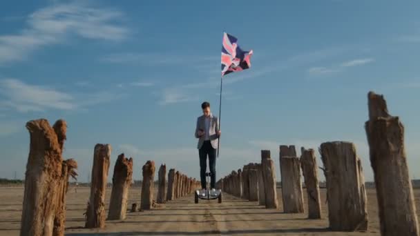 Cara Terno Negócios Com Uma Bandeira Reino Unido Dirigir Rapidamente — Vídeo de Stock