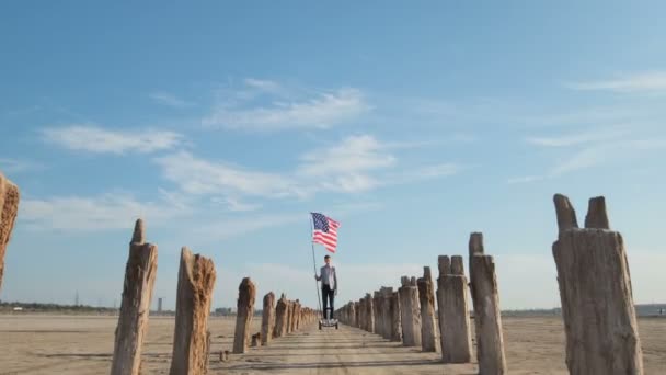 Ein Mann Anzug Mit Einer Amerikanischen Flagge Den Händen Nähert — Stockvideo