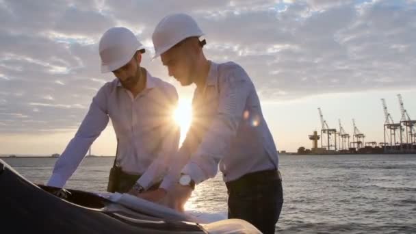 Engenheiros Capacetes Brancos Trabalham Com Desenhos Papel Dispostos Capô Carro — Vídeo de Stock