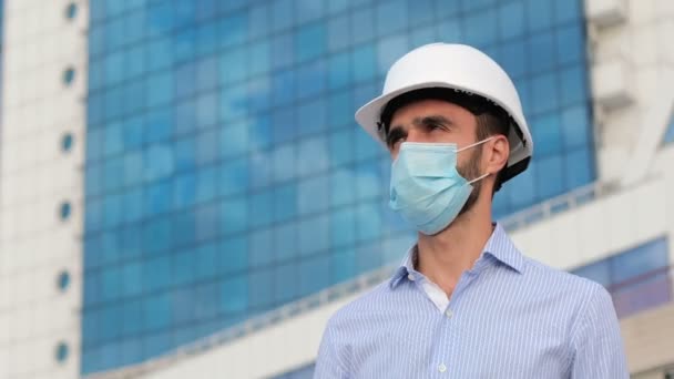 Ingeniero Con Casco Seguridad Blanco Una Máscara Facial Endereza Casco — Vídeos de Stock