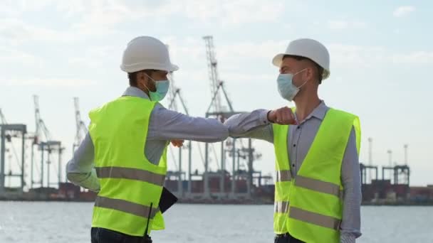 Ingenieure Spezialkleidung Und Mit Masken Auf Dem Gesicht Arbeiten Der — Stockvideo