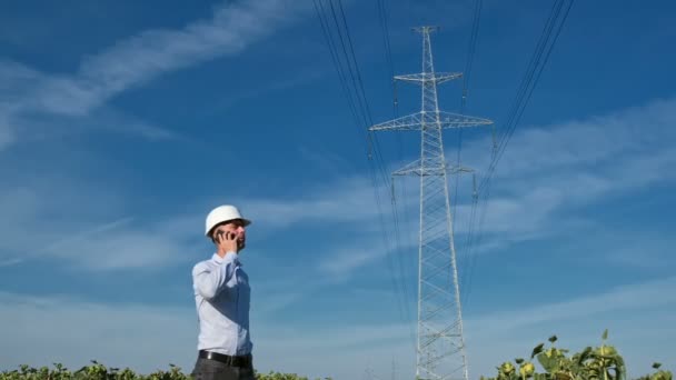 Power Engineer Speaks Phone State High Voltage Power Line Pointing — Αρχείο Βίντεο