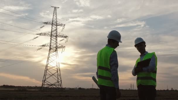 Ingenieros Aire Libre Discuten Dibujos Una Tableta Personas Con Ropa — Vídeo de stock