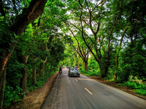 Estrada Verde Bonita Com Carro — Fotografia de Stock