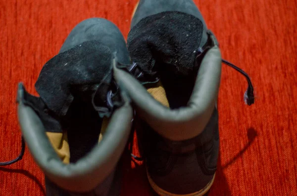 Eski, yırtık pırtık Mavi Çizmeler, Eski, Kirli