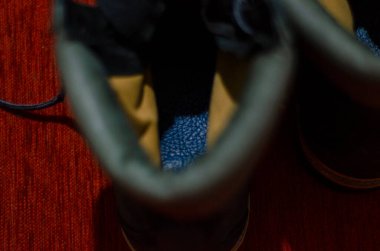 Eski, yırtık pırtık Mavi Çizmeler, Eski, Kirli