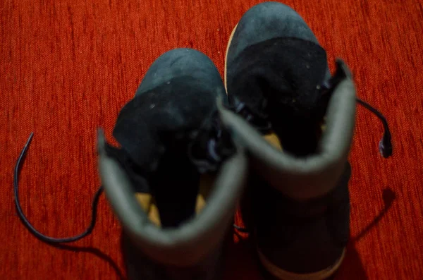 Eski, yırtık pırtık Mavi Çizmeler, Eski, Kirli