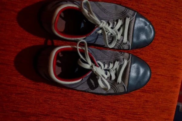 Eski Gri Spor Ayakkabıları Moda Gym — Stok fotoğraf