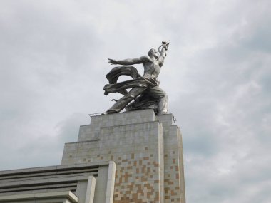  2020 yılı. Nikon Coolpix B500. Moskov. VDNH. Mukyina Anıt İşçisi ve Kolkhoz Kadını. Dönem sembolü. Sembol çağı.