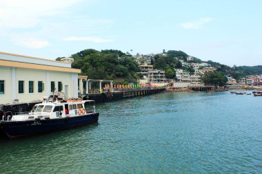Kanaldaki tekneler gökyüzüne karşı binaların yanında