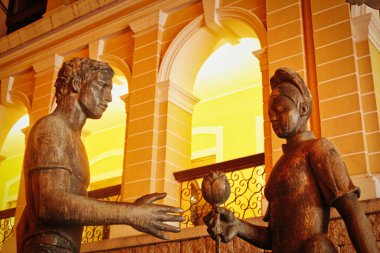 romantik aşıklar kare heykeli