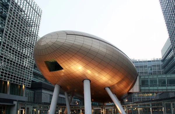 Tai Po, Hong Kong - 04 / 10 / 2011: Charles K. Kao Konferans Salonu, Hong Kong Bilim Parkı 'na' Altın Yumurta 'lakabını taktı