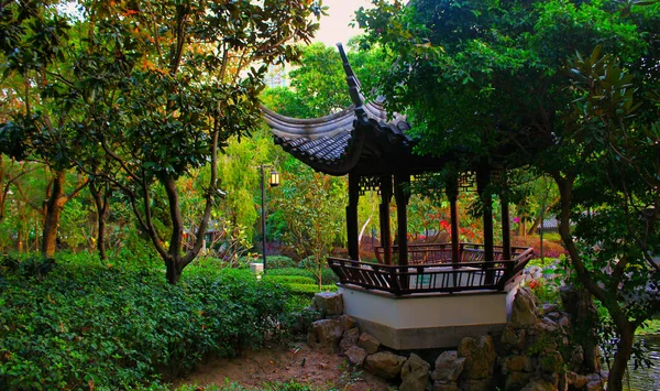 Kowloon Duvarlı Şehir Parkındaki Çin pavyonu