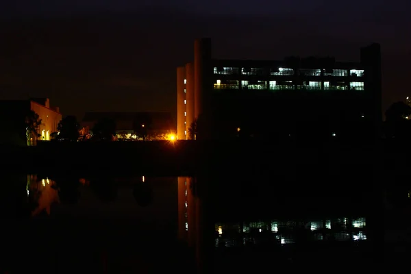 Construção Noturna Vista Refletir Lago — Fotografia de Stock