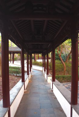 Parktaki tahta köprü.