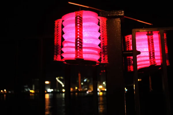 Два Рожеві Китайські Ліхтарі Вночі — стокове фото