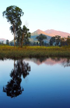 Dağlık doğal manzaralı göl