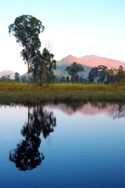 Göldeki doğal görünümün yansıması