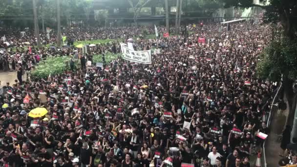 Causeway Bay, Hong Kong - 16 / 06 / 2019: Dos millones de manifestantes en la calle Hong Kong contra el proyecto de ley de extradición — Vídeo de stock