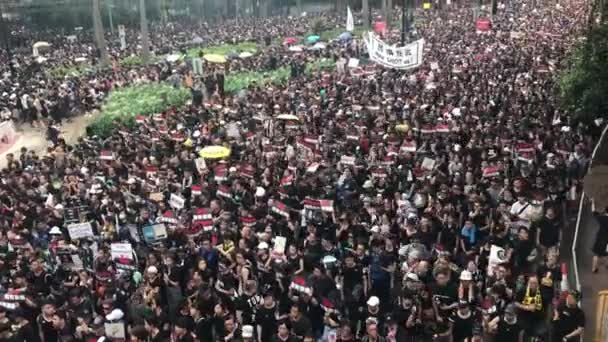 Causeway Bay, Hong Kong - 16 / 06 / 2019: Dois milhões de manifestantes na rua de Hong Kong contra o projeto de lei de extradição — Vídeo de Stock