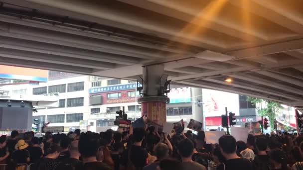 Causeway Bay, Hongkong - 06 / 16 / 2019: Kaksi miljoonaa mielenosoittajaa Hong Kong Streetillä luovutuslakia vastaan — kuvapankkivideo