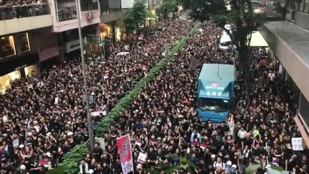 Causeway Bay, Hong Kong - 16 / 06 / 2019: Dos millones de manifestantes en la calle Hong Kong contra el proyecto de ley de extradición — Vídeo de stock