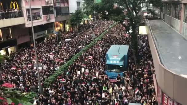 Causeway Bay, Hongkong - 06 / 16 / 2019: Dwa miliony demonstrantów na ulicy Hongkong przeciwko ustawie o ekstradycji — Wideo stockowe